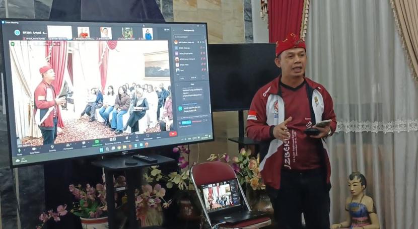 Ketua Umum PB Indonesian Traditional Karate Federation (INATKF) Muchamad Muchlas Rowi saat menyampaikan pesan kepada Pekerja Migran Indonesia (PMI) di Uzbekistan.