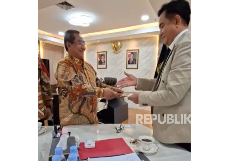 Ketua Umum PB MABMI Prof DR OK Saidin SHMhum menyerahkan Surat Keputusan pengangkatan Prof Yusril Ihza Mahendera sebagai Ketua Dewan Penasihat PB MABMI.