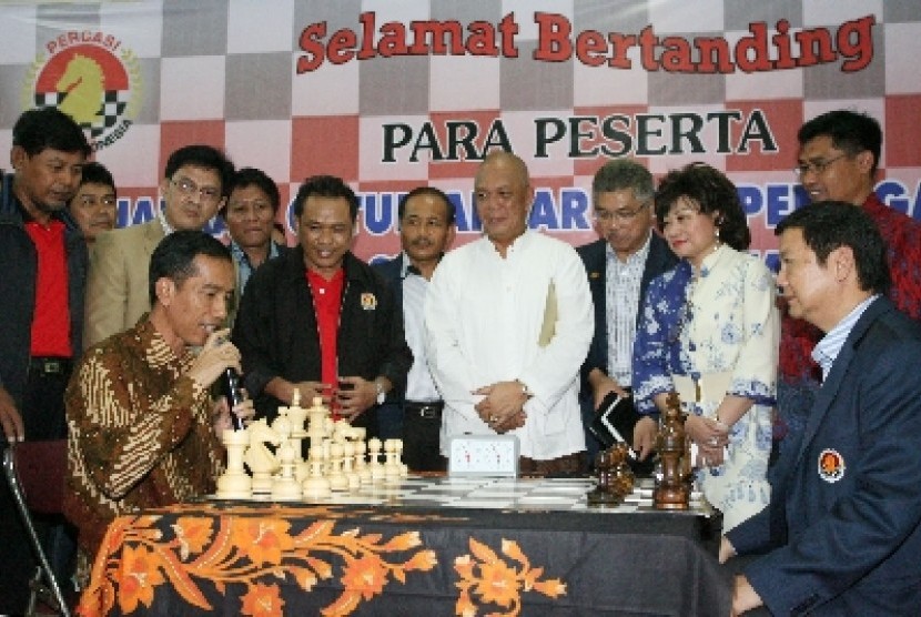 Ketua Umum PB Percasi Hashim Djojohadikusumo bermain catur bersama Jokowi di Turnamen Catur Cepat Antarpenggali Kubur Taman Pemakaman Umum (TPU) 2012 di Jakarta, Jumat (2/11).