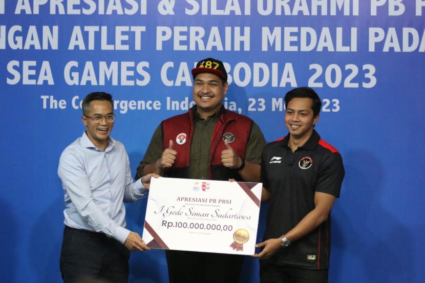 Ketua Umum PB PRSI, Anindya Bakrie (kiri) mengucurkan bonus Rp 1 M lebih kepada para peraih medali di ajang SEA Games 2023. Bonus ini diberikan pada acara Malam Apresiasi dan silaturahmi PB PRSI dengan atlet peraih medali di Jakarta, Selasa (23/5/2023). 