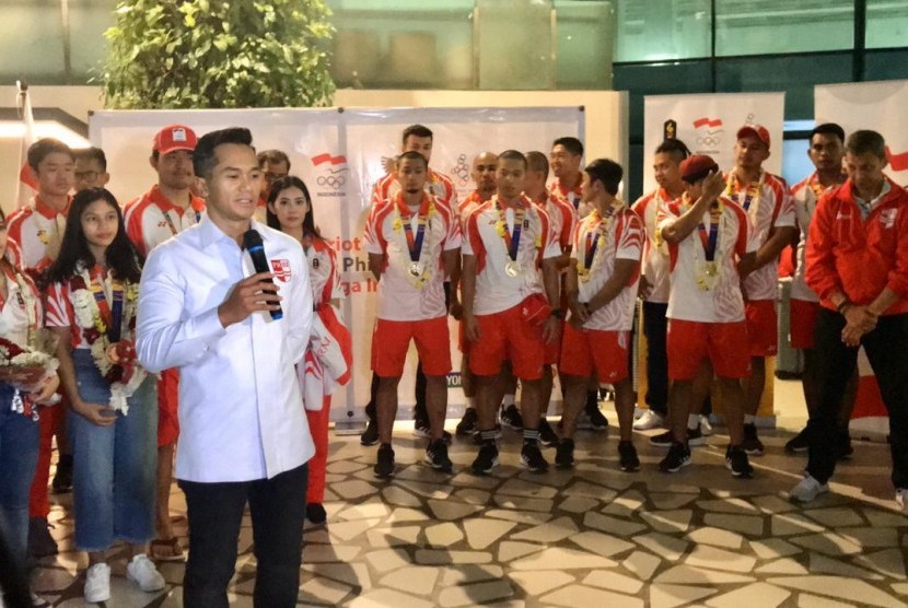 Ketua Umum PB PRSI Anindya N. Bakrie (kiri) saat menyambut tim polo air putra Indonesia yang meraih emas SEA Games 2019.