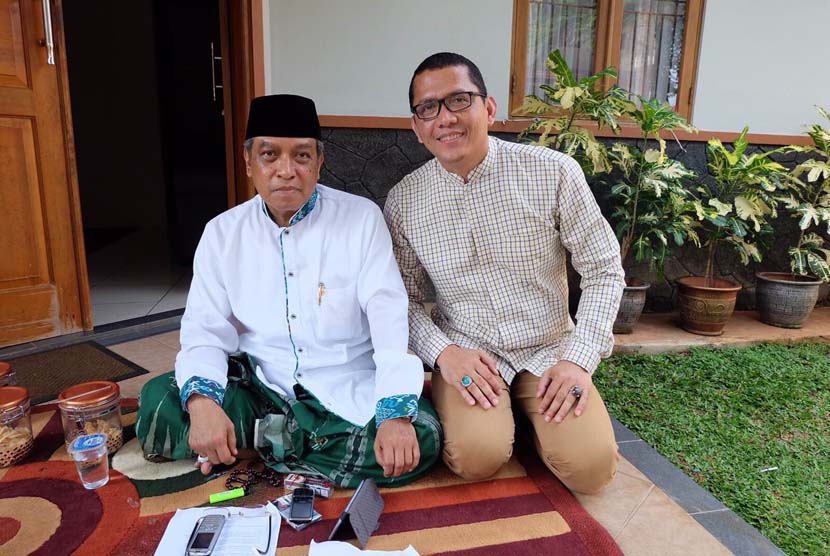 Ketua Umum PBNU KH Said Agil Siradj (kiri) bersama Direktur Utama Putaar Films Production Dhoni Ramadhan.