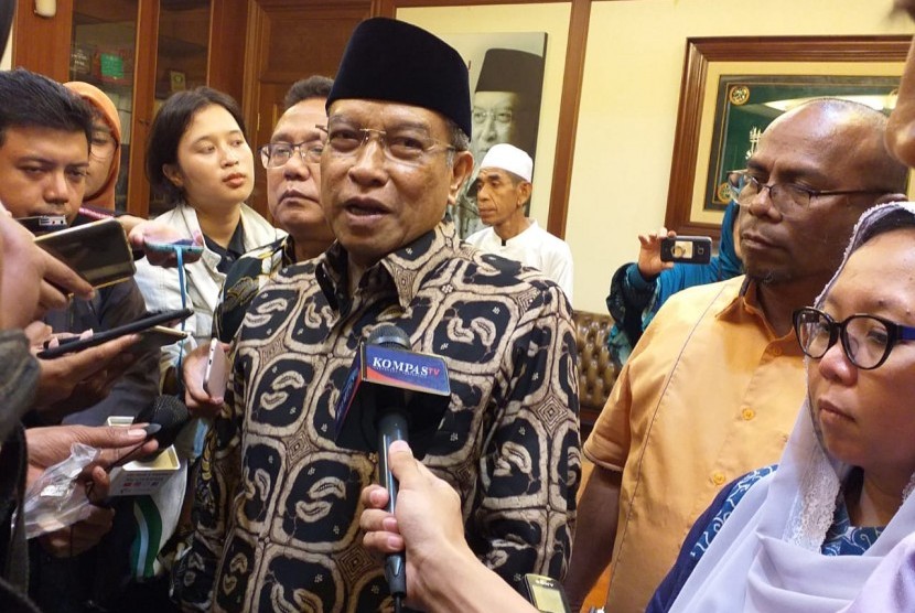 Ketua Umum PBNU, KH Said Aqil Siroj bersama tokoh lintas agama dan iman menyampaikan pernyataan sikap untuk Papua damai di gedung PBNU, Jakarta, Senin (9/9). 