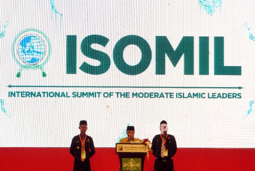 Ketua Umum PBNU KH Said Aqil Siroj membacakan Deklarasi Jakarta Nahdlatul Ulama pada acara penutupan International Summit of Moderate Leaders (ISOMIL) di Jakarta, Selasa (10/5).  (Republika/ Darmawan)