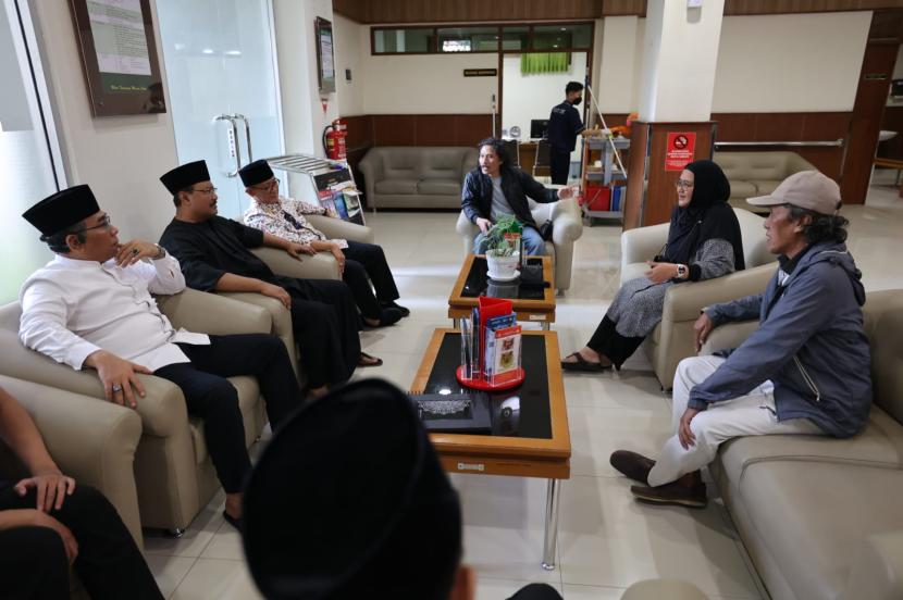 Ketua Umum PBNU KH Yahya Cholil Staquf (Gus Yahya) menjenguk cendekiawan Emha Ainun Nadjib (Cak Nun) yang sedang dirawat di RSUP Dr Sardjito, Yogyakarta. 