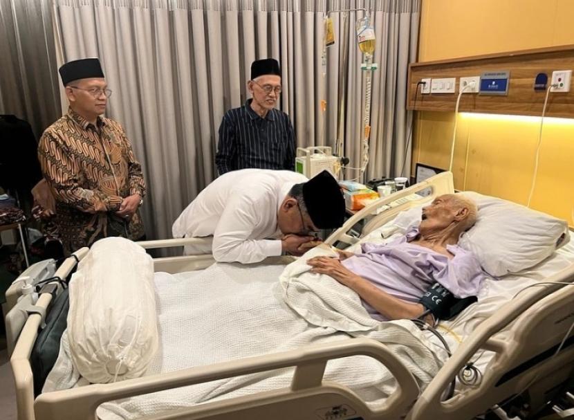 Ketua Umum PBNU KH Yahya Cholil Staquf mencium tangan dan mendoakan KH Ali Yafie yang sedang dirawat di rumah sakit, Selasa (14/2/2023).