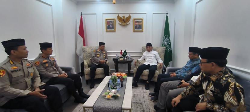Ketua Umum PBNU KH Yahya Cholil Staquf menerima kunjungan Kepala Operasi NCS Polri Irjen Asep Edi Suheri di Kantor PBNU, Selasa (28/11/2023).