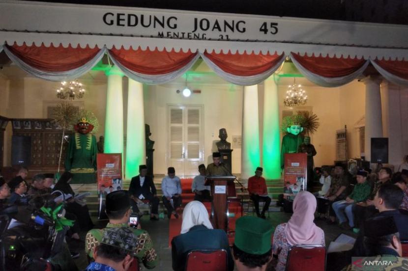 Ketua Umum PBNU periode 2010-2021 Prof. KH. Said Aqil Siroj memberikan pidato kebudayaan di Gedung Joeang 45, Jakarta, Jumat (11/8/2023) malam. 