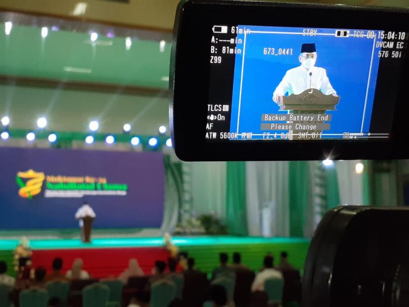 Ketua Umum PBNU periode 2021-2026 KH Yahya Cholil Staquf saat memberikan sambutan di penutupan Muktamar ke-34 NU di UIN Raden Intan Lampung, Jumat (24/12). 