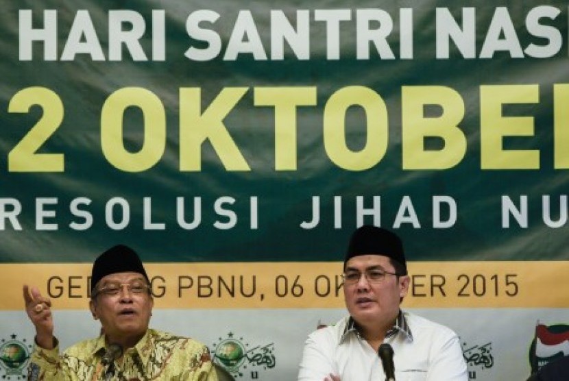 Ketua Umum PBNU Said Aqil Siradj (kiri) didampingi Sekjen PBNU Helmy Faishal Zaini (kanan) memberikan keterangan pers terkait peringatan Hari Santri Nasional di Gedung PBNU, Jakarta, Selasa (6/10).