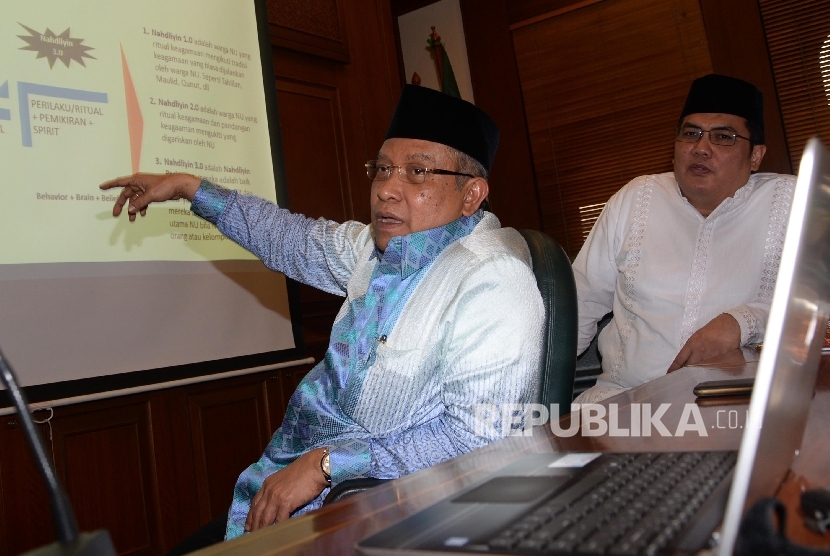 Ketua Umum PBNU Said Aqil Siradj (kiri) didampingi Sekjen PBNU Helmy Faizal Zaini saat survei potret keberagaman muslim Indonesia di Kantor Pusat PBNU, Jakarta, Senin (30/1).