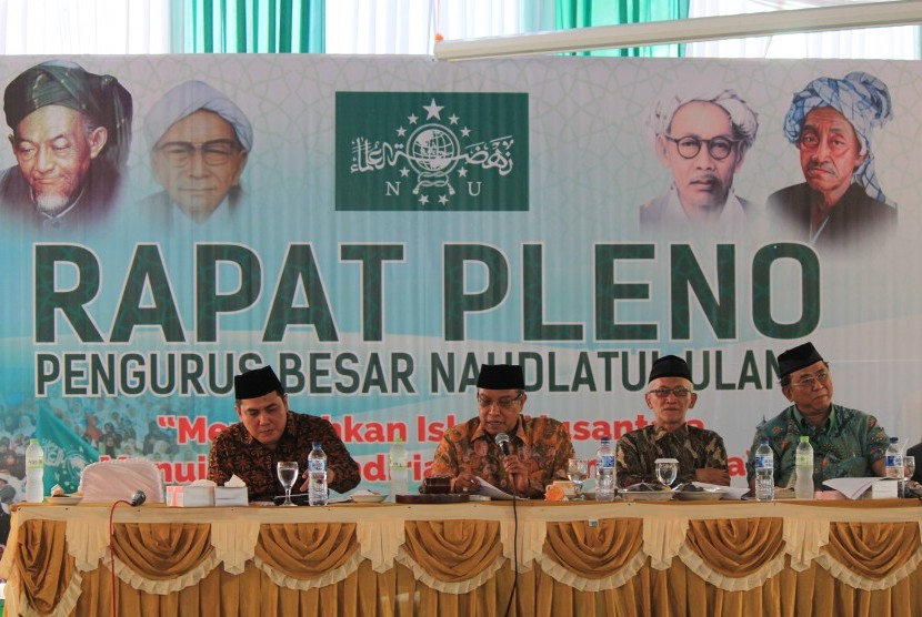 Ketua Umum PBNU Said Aqil Siraj (kedua kiri) didampingi Sekjen PBNU Helmy Faishal (kiri) serta Bendahara PBNU Bina Suhendra (kanan) dan Wakil Rais Aam Miftahul Akhyar (kedua kanan) menyampaikan hasil rapat Pleno PBNU di Ponpes Kempek, Cirebon, Jawa Barat, 