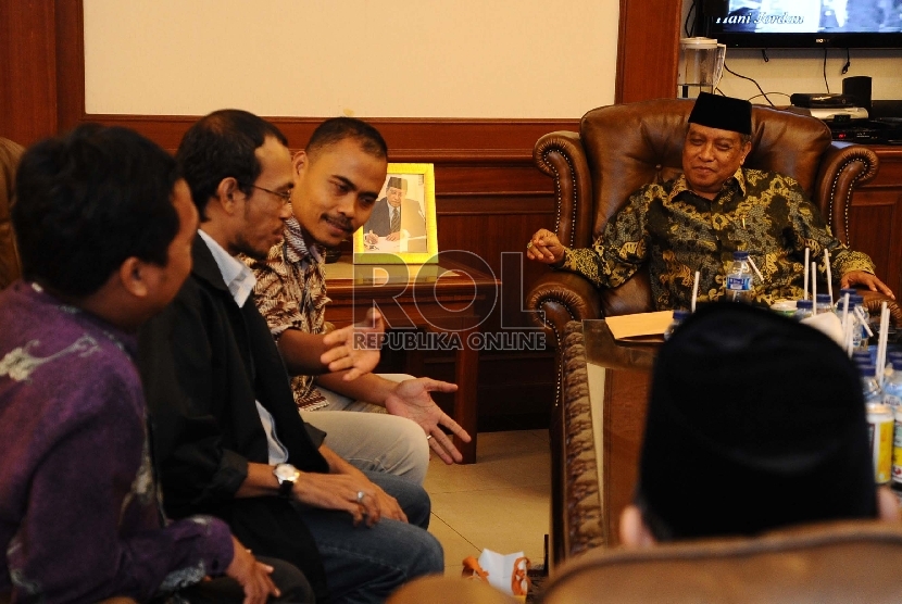 Ketua Umum PBNU Said Aqil Sirodj (kiri), Wakil Pemimpin Redaksi Harian Republika Irfan Junaedi (kedua kanan) saat menerima redaksi Republika di kantor PBNU, Jakarta, Rabu (28/1) ( Republika/ Tahta Aidilla)