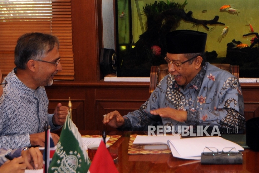   Ketua Umum PBNU Said Aqil Siroj (kanan) berbincang dengan Duta Besar Inggris untuk Indonesia Muazam Malik (kiri) sebelum dimulainya penandatangan kedua belah pihak di Jakarta, Jumat (8/4). (Republika/Darmawan) 