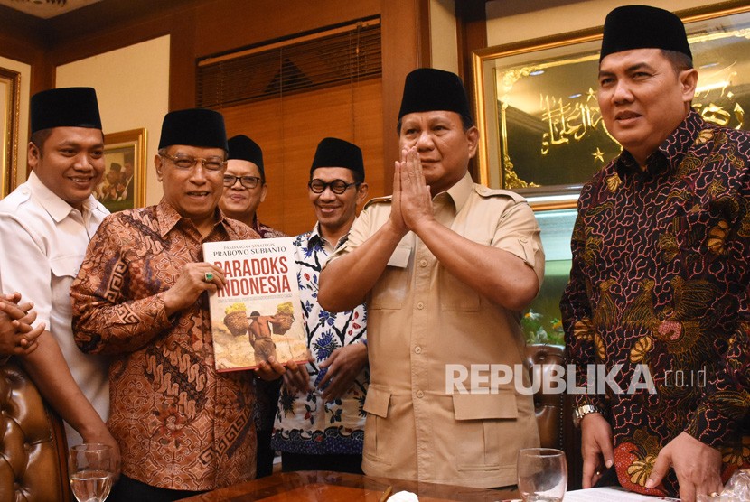 [Ilustrasi] Ketua Umum PBNU Said Aqil Siroj (kedua kiri) menerima buku dari Ketua Umum Partai Gerindra Prabowo Subianto (kedua kanan) yang berkunjung ke kantor PBNU Jakarta, Senin (16/7) malam.