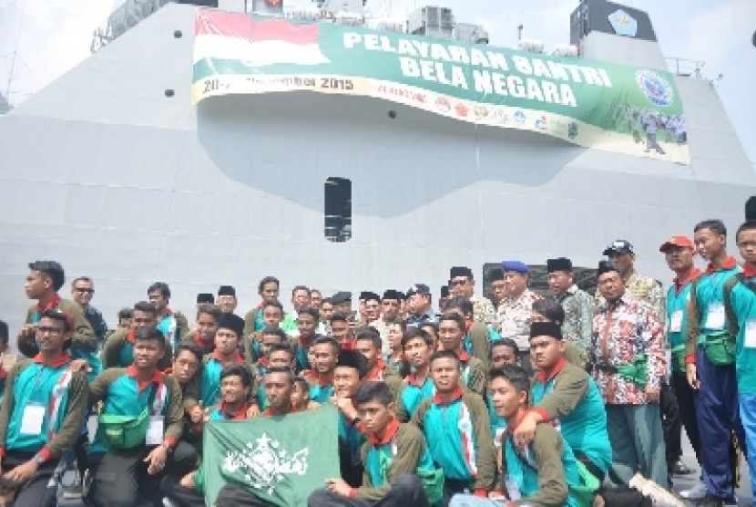 Ketua Umum PBNU Said Aqil Siroj, Pangkolin Lamil Laksamana Muda TNI Aan Kurnia, berfoto bersama dengan para santri peserta santri Bela Negara, usai acara prosesi apel pemberangkatan pelayaran santri bela negara di pelabuhan Kolinlamil Jakarta, Sabtu (21/11