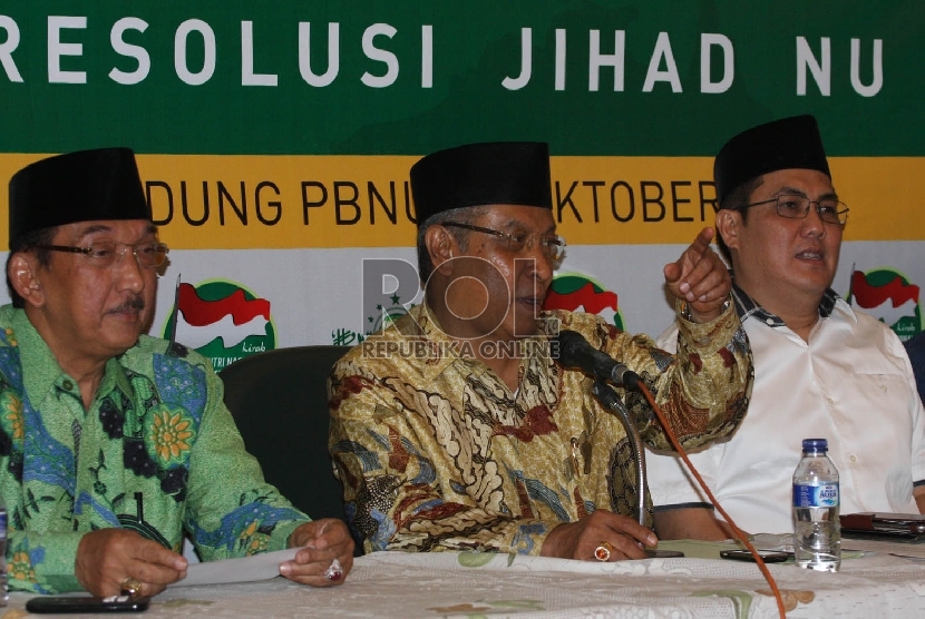 Ketua Umum PBNU Said Aqil Siroj (tengah) didampingi Sekjen PBNU Helmi Faisal Zaini (kanan) dan Perwakilan ormas Islam Al-Wasliyah KH Al-Zulfi memberikan penjelasan pada acara Konperensi pers Menyambut Hari Santri 22 Oktober, di Jakarta, Selasa (6/10). 