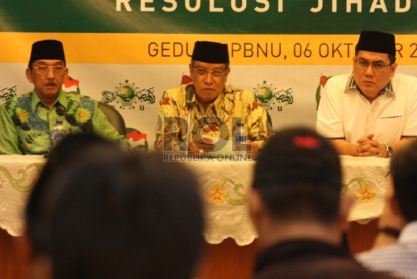 Ketua Umum PBNU Said Aqil Siroj (tengah) didampingi Sekjen PBNU Helmi Faisal Zaini (kanan) dan Perwakilan ormas Islam Al-Wasliyah KH Al-Zulfi memberikan penjelasan pada acara Konperensi pers Menyambut Hari Santri 22 Oktober, di Jakarta, Selasa (6/10).