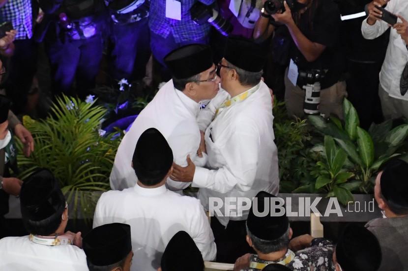 Ketua Umum PBNU terpilih Yahya Cholil Staquf (kiri) berpelukan dengan mantan Ketua Umum PBNU Said Aqil Siradj (kanan) usai pemilihan Ketua Umum PBNU pada Muktamar Nahdlatul Ulama (NU) ke-34 di Universitas Lampung, Lampung, Jumat (24/12/2021). Yahya Cholil Staquf terpilih sebagai Ketua Umum PBNU periode 2021-2026 pada Muktamar NU ke-34 mengalahkan Said Aqil Siradj. 