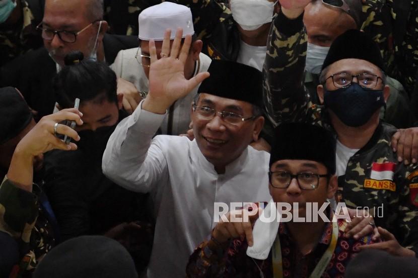 Ketua Umum PBNU terpilih Yahya Cholil Staquf (tengah) melambaikan tangan usai pemilihan Ketua Umum PBNU pada Muktamar Nahdlatul Ulama (NU) ke-34 di Universitas Lampung, Lampung, Jumat (24/12/2021). Yahya Cholil Staquf terpilih sebagai Ketua Umum PBNU periode 2021-2026 pada Muktamar NU ke-34 mengalahkan Said Aqil Siradj.