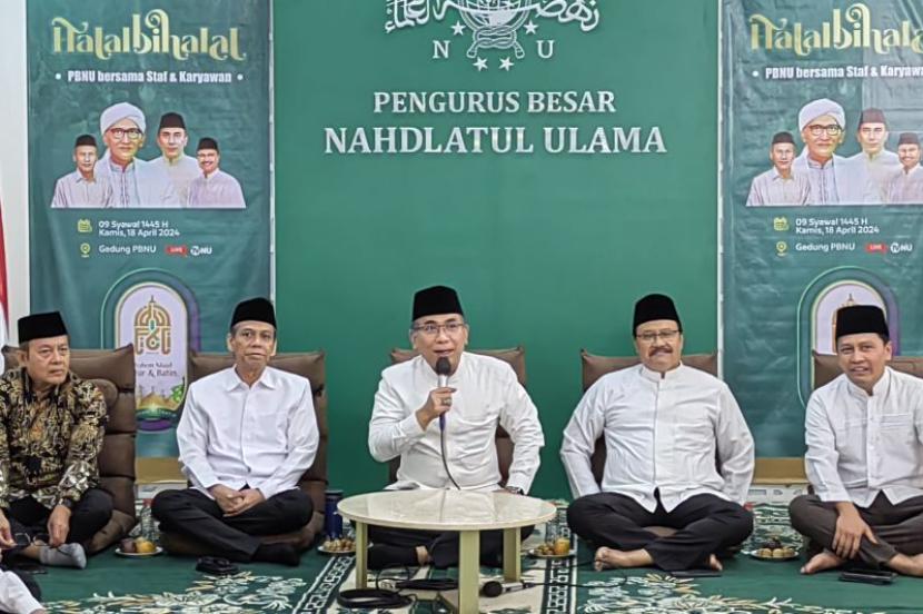 Ketua Umum PBNU Yahya Cholil Staquf (tengah) saat Halal Bihalal di Gedung PBNU, Jakarta, Kamis (18/4/2024).