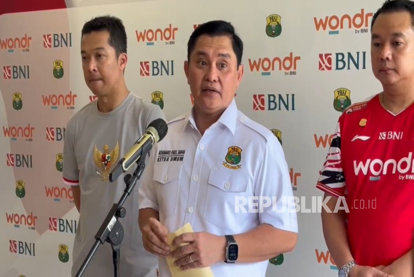 Ketua Umum PBSI Muhammad Fadil Imran (tengah)