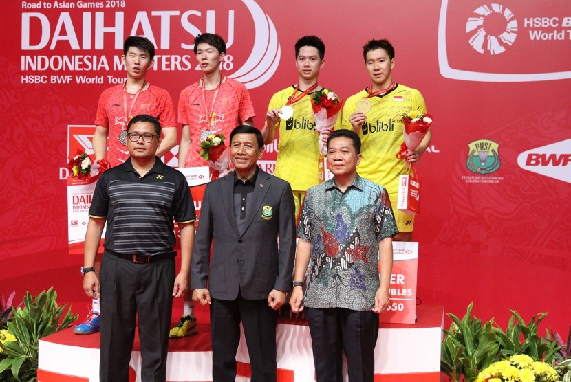 Ketua Umum PBSI, Wiranto (tengah bawah) memberikan medali kepada Kevin Sanjaya Sukamuljo/Marcus Fernaldi Gideon yang mengalahkan pasangan Cina, Li Junhui/Liu Yuchen di final Indonesia Masters 2018, Ahad (28/1).