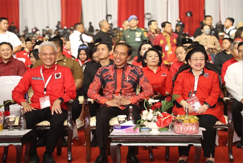 Ketua Umum PDI Perjuangan Megawati, Presiden Jokowi, dan capres Ganjar Pranowo duduk sejajar ketika Rakernas 2023 di Jakarta, Jumat (29/9/2023).