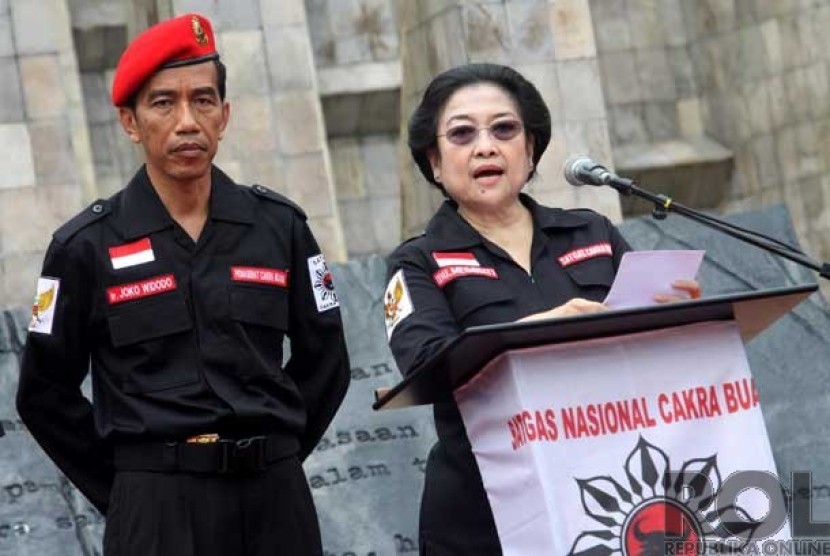 Ketua Umum PDI Perjuangan Megawati Soekarno Putri (kanan), didampingi Gubernur DKI Jakarta Joko Widodo (kiri) berpidato dalam acara Peringatan Hari Lahir Pancasila di Tugu Proklamasi, Jakarta Pusat, Sabtu (1/6).