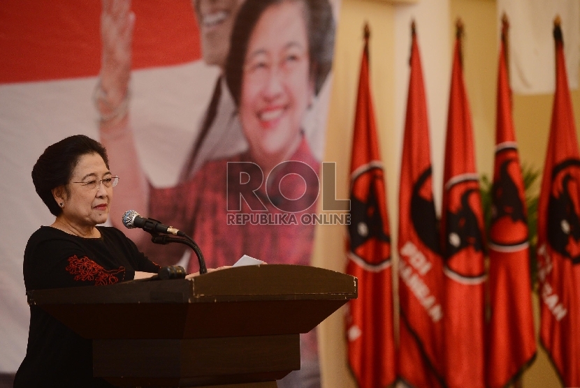  Ketua Umum PDI Perjuangan, Megawati Soekarno Putri memberikan kata sambutan sekaligus membuka Sekolah Partai Calon Kepala Daerah di Cimanggis, Depok, Jawa Barat, Selasa (21/7).