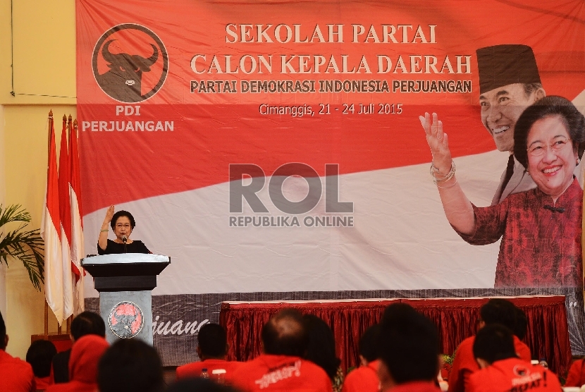 Ketua Umum PDI Perjuangan, Megawati Soekarno Putri memberikan kata sambutan sekaligus membuka Sekolah Partai Calon Kepala Daerah di Cimanggis, Depok, Jawa Barat, Selasa (21/7). 