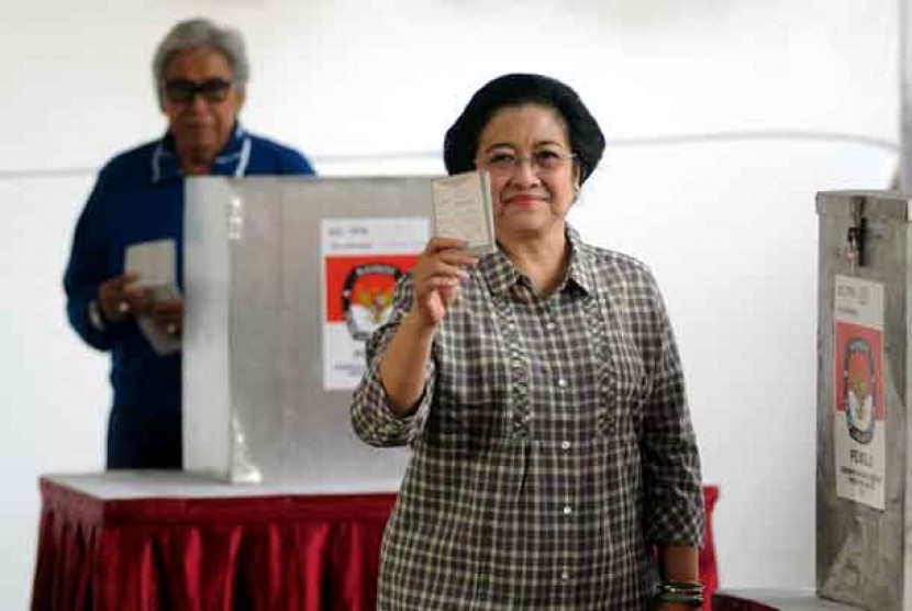 Ketua Umum PDI Perjuangan Megawati Soekarno Putri memberikan suaranya saat mengikuti Pilkada DKI Jakarta di TPS 031 Kebagusan, Jakarta Selatan, Rabu (11/4).