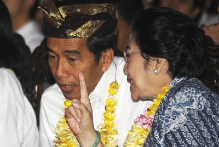 Ketua Umum PDI Perjuangan Megawati Soekarnoputri berbincang dengan Joko Widodo.
