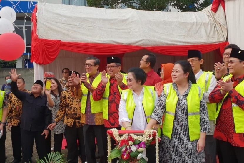 Ketua Umum PDI Perjuangan Megawati Soekarnoputri dan Menteri Koordinator Pembangunan Manusia dan Kebudayaan (Menko PMK) Puan Maharani atas nama keluarga besar almarhum H.M. Taufiq Kiemas melakukan peletakan batu pertama (groundbreaking) sebagai tanda dimulainya pembangunan Masjid At Taufiq, Jumat (8/6).