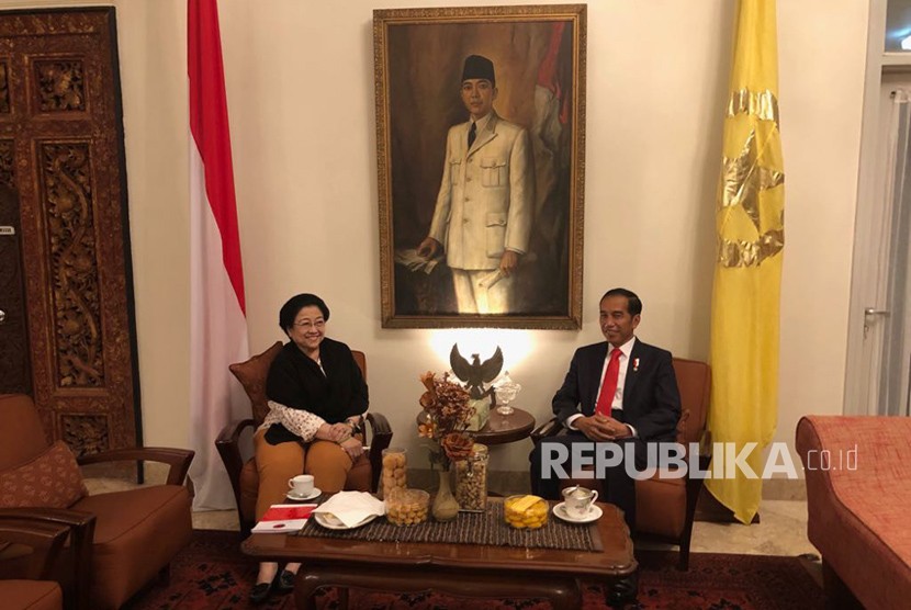 President Joko Widodo (Jokowi) and Chairperson of the Indonesian Democratic Party of Struggle (PDIP) Megawati Soekarnoputri hold a routine meeting at Batu Tulis Palace, Bogor, West Java, on Tuesday (Feb 20) night.