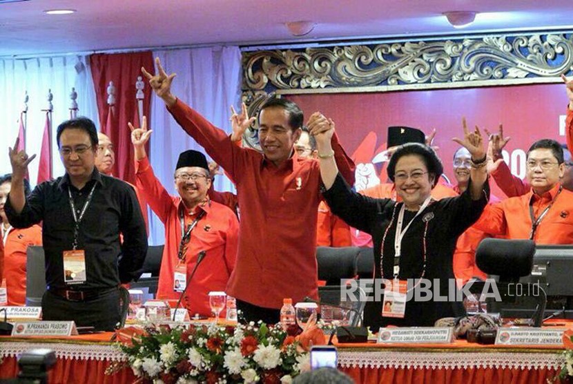 Ketua Umum PDI Perjuangan Megawati Soekarnoputri, dan Presiden Joko Widodo berfoto usai mendeklarasikan kembali Joko Widodo sebagai capres 2019 - 2024 di Hotel Grand Inna Bali Beach, Sanur, Bali, Jumat (23/2). 