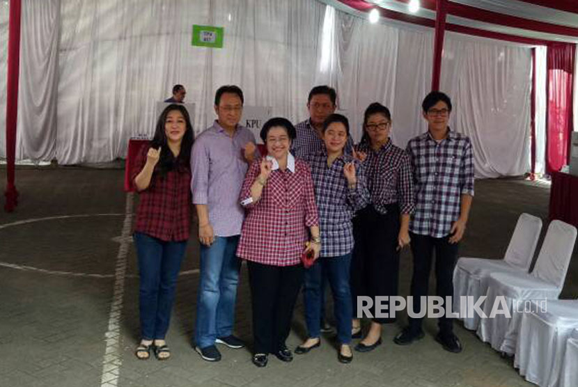 Ketua Umum PDI Perjuangan, Megawati Soekarnoputri ditemani  kedua anaknya, Puan Maharani dan Muhammad Prananda Prabowo menggunakan hak pilihnya di TPS 027, di Kebagusan, Jakarta Selatan, Rabu (19/4). 