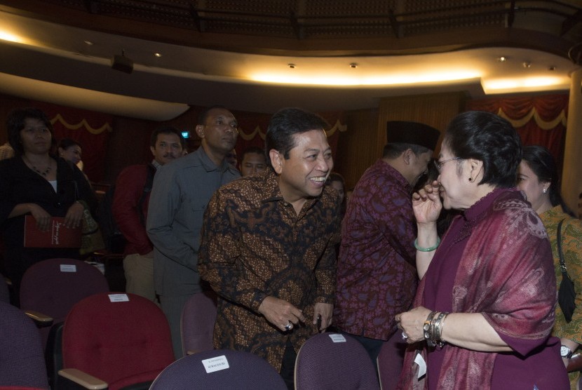 Ketua Umum PDI Perjuangan Megawati Soekarnoputri (kanan) berbincang dengan Ketua DPR Setya Novanto (kiri) usai menonton Pagelaran Peduli Bangun Majapahit di Teater Besar TIM ,Jakarta, Kamis (26/11).