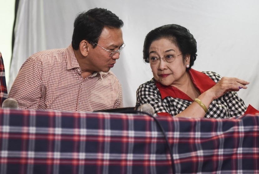 Ketua Umum PDI Perjuangan Megawati Soekarnoputri (kanan) berbincang dengan calon Gubernur DKI Jakarta nomor urut dua Basuki Tjahaja Purnama saat konferensi pers di Kebagusan, Jakarta, Rabu (15/2).