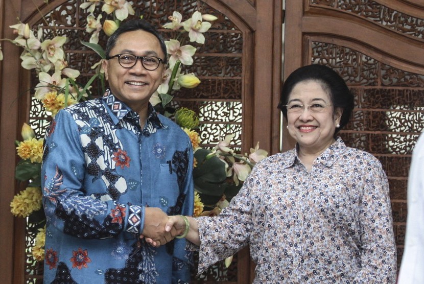 Ketua Umum PDI-Perjuangan Megawati Soekarnoputri (kanan) berjabat tangan dengan Ketua Umum PAN Zulkifli Hasan (kiri) saat melakukan pertemuan di Jakarta, Selasa (22/11). 