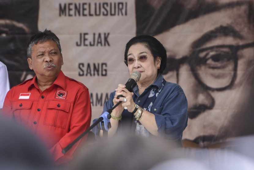 Ketua Umum PDI Perjuangan Megawati Soekarnoputri (kanan) berpidato didampingi Ketua DPD PDIP Bangka Belitung Rustam Effendi (kiri) saat acara pelepasan rombongan napak tilas Jejak Sang Proklamator di Pangkal Pinang, Bangka Belitung, Kamis (9/2).