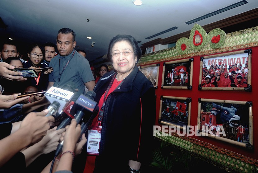 Ketua Umum PDI Perjuangan Megawati Soekarnoputri (kanan) memberikan keterangan pers usai melihat pameran foto jurnalistik bertema Kepemimpinan, Kerakyatan dan Kampanye Kreatif PDI Perjuangan di Sanur, Denpasar, Bali, Jumat (9/8/2019). 