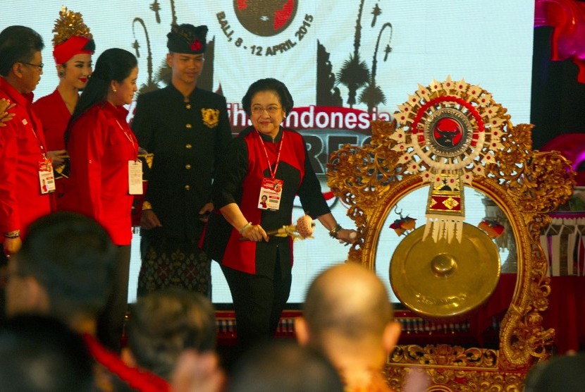 Ketua Umum PDI Perjuangan Megawati Soekarnoputri (kanan) memukul gong disaksikan putrinya Puan Maharani (ketiga kiri) dan Pelaksana Tugas (Plt) Sekjen PDIP Hasto Kristiyanto (kiri) saat pembukaan Kongres IV PDI Perjuangan di Sanur, Bali, Kamis (9/4). 