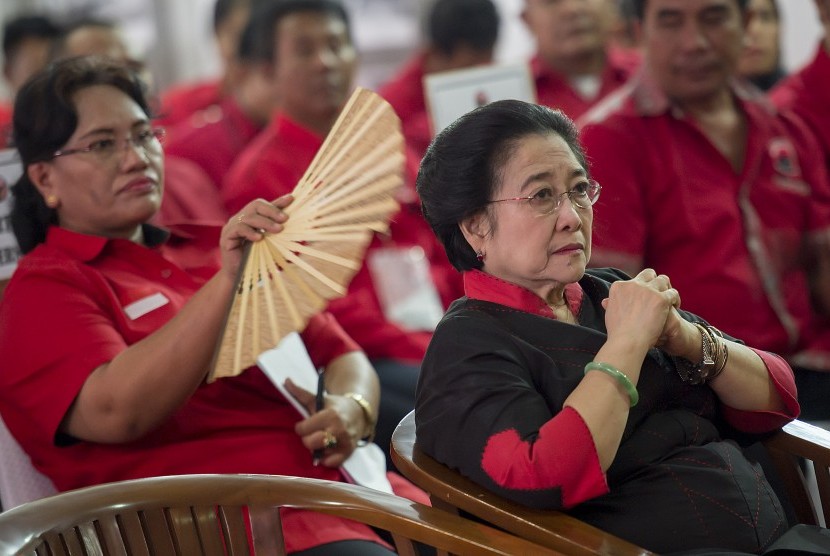 Ketua Umum PDI Perjuangan Megawati Soekarnoputri (kanan) menghadiri acara pelantikan pengurus Badan Pemenangan Pemilu dan Badan Saksi Pemilu Nasional PDI Perjuangan di Kantor DPP PDI Perjuangan, Lenteng Agung, Jakarta, Kamis (27/8).