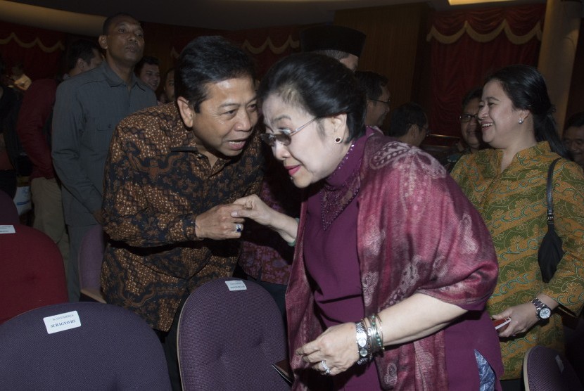 Ketua Umum PDI Perjuangan Megawati Soekarnoputri (kedua kanan) berbincang dengan Ketua DPR Setya Novanto (kiri) disaksikan Menko Pembangunan Manusia dan Kebudayaan Puan Maharani (kanan) usai menonton Pagelaran Peduli Bangun Majapahit di Teater Besar TIM ,J