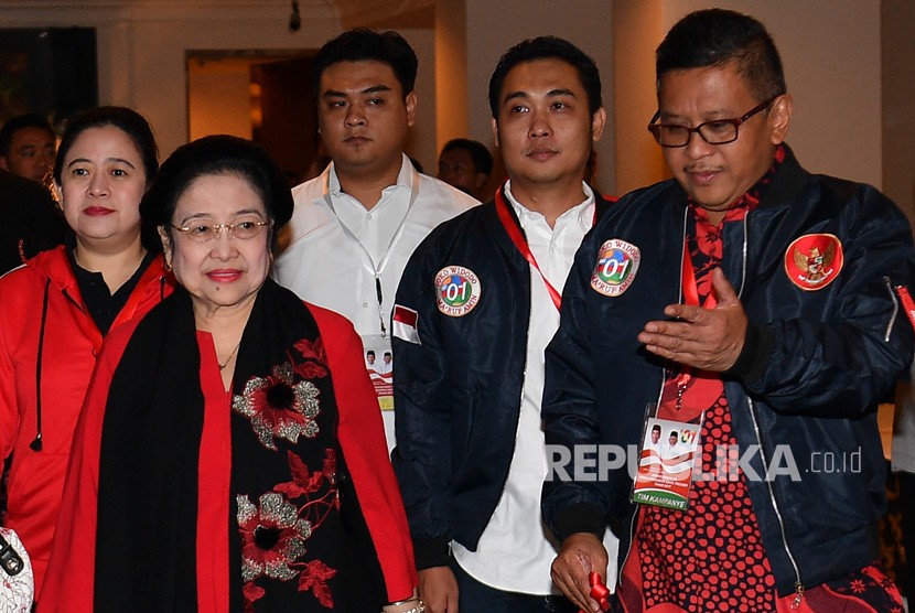 Ketua Umum PDI Perjuangan Megawati Soekarnoputri (ketiga kiri) didampingi Anggota Dewan Pengarah Tim Kampanye Nasional (TKN) Puan Maharani (kedua kiri) dan Sekretaris TKN Hasto Kristiyanto (kanan) tiba untuk mengikuti Konsolidasi H-30 Pemilu Presiden dan Wakil Presiden Tahun 2019 di Hotel Borobudur, Jakarta, Ahad (17/3/2019).