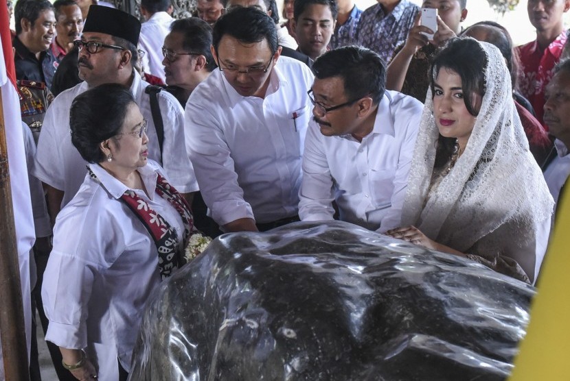  Ketua Umum PDI Perjuangan Megawati Soekarnoputri (kiri) berbincang dengan cagub dari PDIP didekat makam Bung Karno saat melakukan ziarah di Blitar, Jawa Timur, Senin (10/10). 