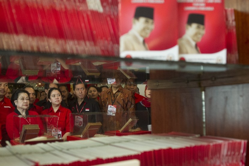 Ketua Umum PDI Perjuangan Megawati Soekarnoputri (kiri) didampingi putrinya Puan Maharani melihat-lihat stan berisi kiprah fraksi PDIP di MPR di sela-sela Kongres IV PDI Perjuangan di Hotel Inna Grand Bali Beach, Sanur, Bali, Jumat (10/4).