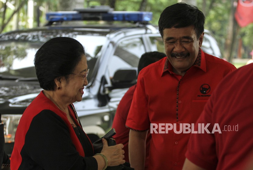 Ketua DPP Djarot Saiful Hidayat (kanan) menyambut Ketua Umum PDIP Megawati Soekarnoputi.
