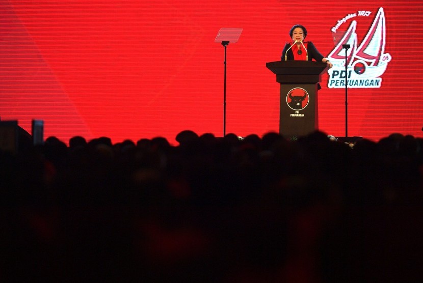 Ketua Umum PDI Perjuangan Megawati Soekarnoputri menyampaikan pidato politiknya pada acara Perayaan Hari Ulang Tahun (HUT) ke-44 PDI Perjuangan di JCC, Senayan, Jakarta, Selasa (10/1). 